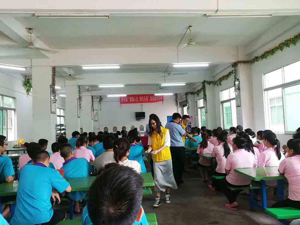 禁毒協(xié)會(huì)志愿者發(fā)放禁毒手冊(cè)