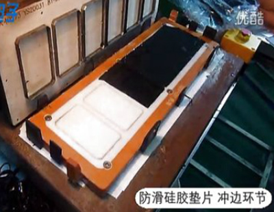 博皓帶你親身體驗電動沖床機(jī)給硅膠按鍵沖邊過程